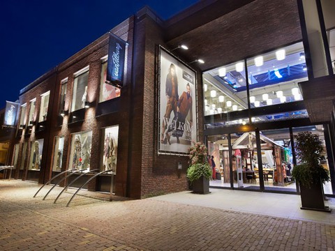 van Tilburg Shopping arrangement